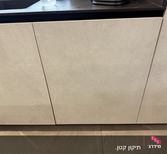 ארונות מטבח עם משטח עבודה וכיור